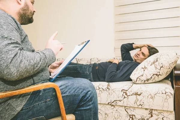 Psikolog melakukan konsultasi dengan orang depresi — Stok Foto