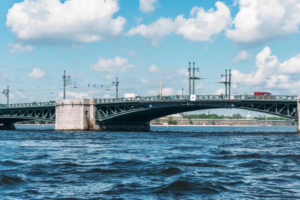 St. Petersburg, řeka Něva a most, letní pohled krajina — Stock fotografie