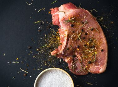 Çiğ et, sığır eti biftek koyu arka planda, üstten görünüm