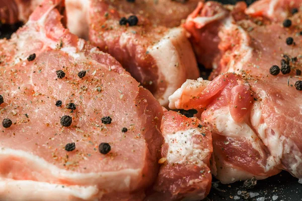 Carne cruda, filetes de ternera con especias, primer plano — Foto de Stock
