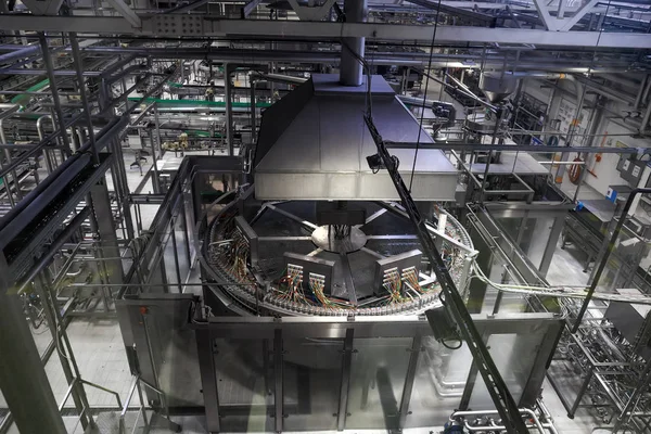 Línea de producción cervecera, depósitos de acero o cubas para la fermentación y fabricación de cerveza, tuberías y maquinaria moderna — Foto de Stock