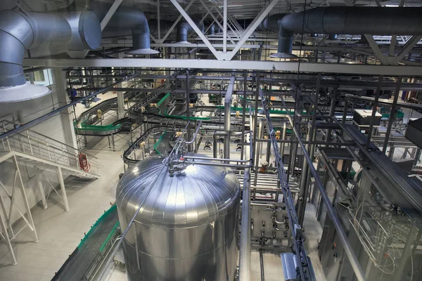 Produktionslinie für Brauereien, Stahltanks oder Bottiche für die Bierfermentation und -herstellung, Pipelines und moderne Maschinen — Stockfoto