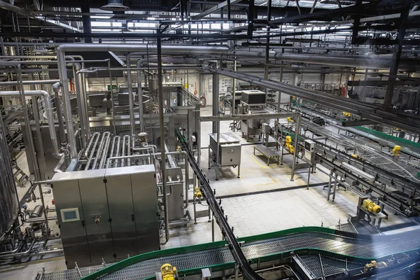 Línea de producción de cerveza moderna en la fábrica de cerveza. Tanques, equipos, tuberías y sistemas de filtración de acero —  Fotos de Stock