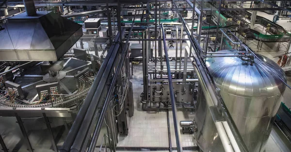 Línea de producción cervecera, depósitos de acero o cubas para la fermentación y fabricación de cerveza, tuberías y maquinaria moderna — Foto de Stock