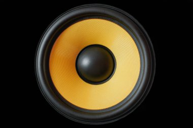 Subwoofer dinamik membran veya ses hoparlör siyah arka plan üzerine izole sarı HiFi hoparlör yakın çekim
