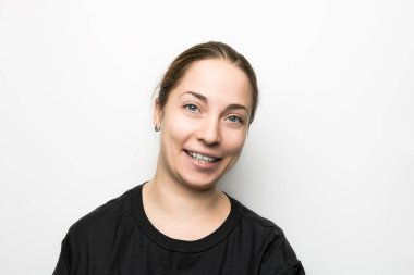 Beyaz arka planda gülümseyen genç kız.