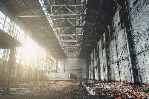 Yıkık endüstriyel fabrika binası, kalıntıları ve yıkım terk — Stok fotoğraf