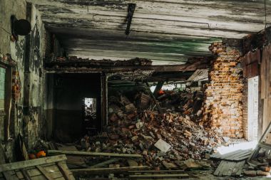 Deprem veya savaş, tuğla ve çöp yığını tarafından tahribe binanın iç