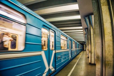 Tren hareket metro ya da metro platformu istasyonla bulanık