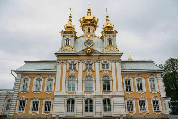 San Pietroburgo, Russia - Circa giugno 2017: Peterhof o Petergof Palace a San Pietroburgo — Foto Stock