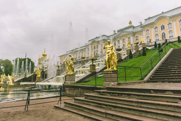 San Petersburgo, Rusia - Circa junio 2017: Peterhof o Petergof Palace en San Petersburgo —  Fotos de Stock