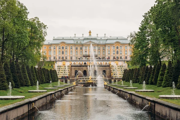 San Petersburgo, Rusia - Circa junio 2017: Peterhof o Petergof Palace en San Petersburgo — Foto de Stock