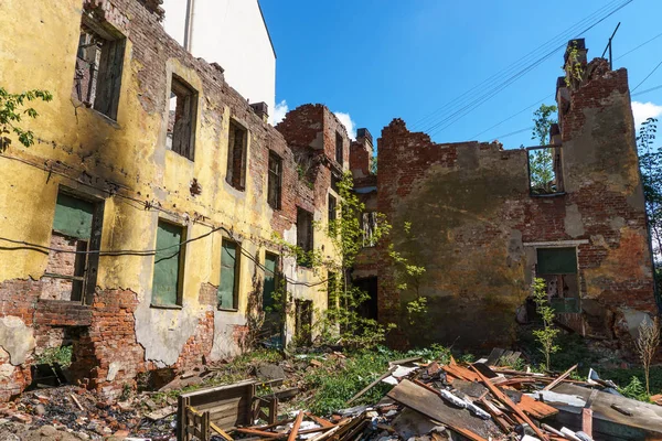 Ruined house building after disaster, war, earthquake, Hurricane or other natural cataclysm — Stock Photo, Image