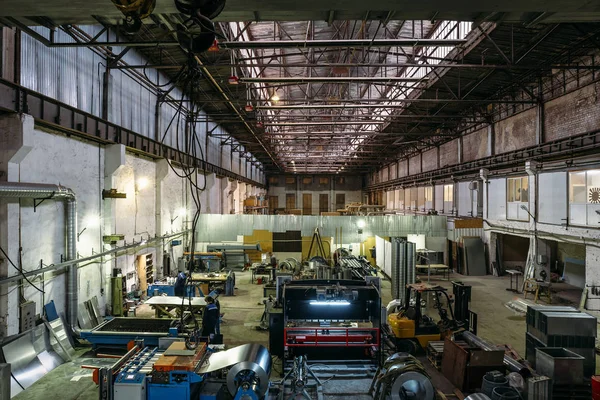 Interieur van de productie van metaalbewerking magazijn van de fabriek met moderne apparatuur, gereedschappen en machines — Stockfoto
