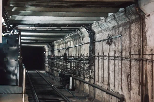 Túnel do metro, corredor subterrâneo escuro — Fotografia de Stock