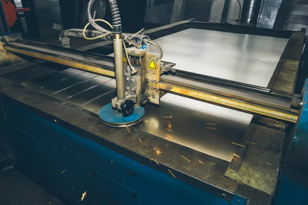 Máquina de corte por plasma láser programable CNC corta lámina de metal — Foto de Stock