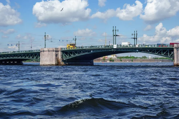 Puente de San Petersburgo, puente Trinity o puente Troitsky sobre el río Neva —  Fotos de Stock