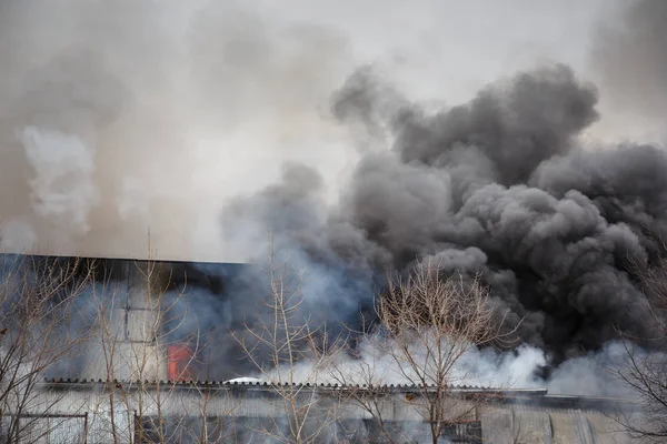 Construção industrial em chamas e fumaça negra — Fotografia de Stock