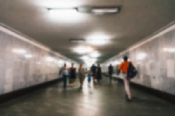 Metro koridor veya tünel insanlarla, defocused ve bulanık bakış açısı, — Stok fotoğraf