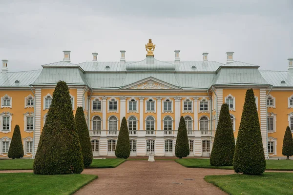 Sankt Petersburg, Ryssland - Circa juni 2017: Peterhof eller Peterhofs palats i St Petersburg — Stockfoto
