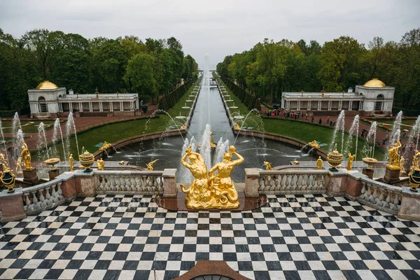 San Petersburgo, Rusia - Circa junio 2017: Peterhof o Petergof Palace en San Petersburgo — Foto de Stock