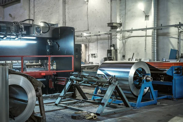 Metalen ronde rol van gegalvaniseerd roestvrij staal plaat, industriële metaalbewerking machines productie — Stockfoto