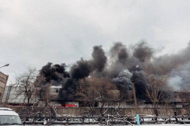 Bir endüstriyel depo veya fabrika, çok duman ve alevler ateş