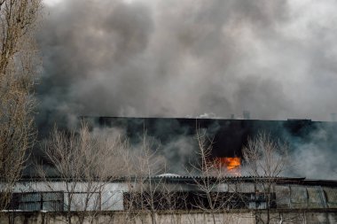 Bir endüstriyel depo veya fabrika, çok duman ve alevler ateş