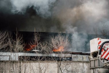 Bir endüstriyel depo veya fabrika, çok duman ve alevler ateş