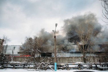 Bir endüstriyel depo veya fabrika, çok duman ve alevler ateş