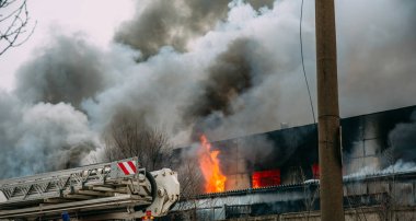 Bir endüstriyel depo veya fabrika, çok duman ve alevler ateş