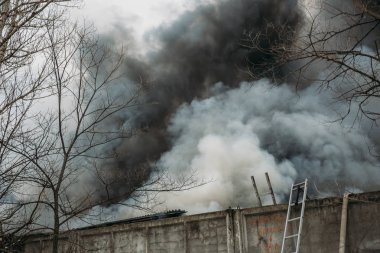 Bir endüstriyel depo veya fabrika, çok duman ve alevler ateş