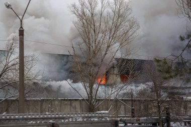 Bir endüstriyel depo veya fabrika, çok duman ve alevler ateş