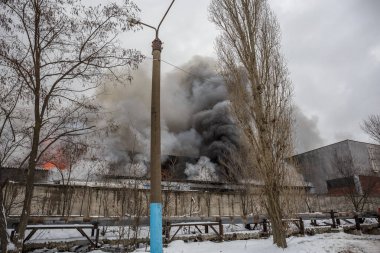 Bir endüstriyel depo veya fabrika, çok duman ve alevler ateş
