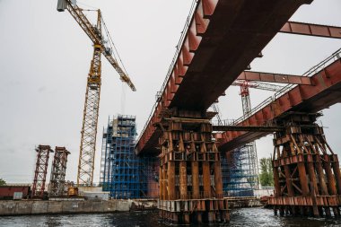 Köprü vinçler ve ekipmanları sanayi bölgesi Nehri üzerinde inşaatı