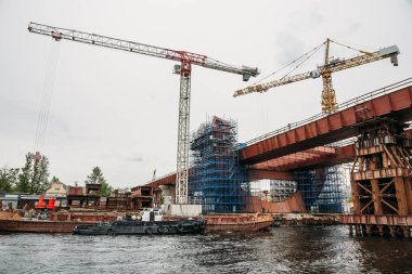 Köprü vinçler ve ekipmanları sanayi bölgesi Nehri üzerinde inşaatı