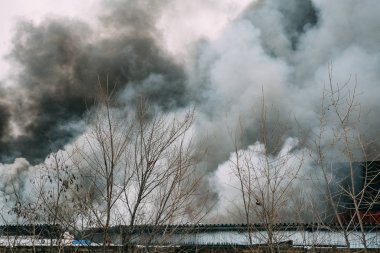Bir endüstriyel depo veya fabrika, çok duman ve alevler ateş