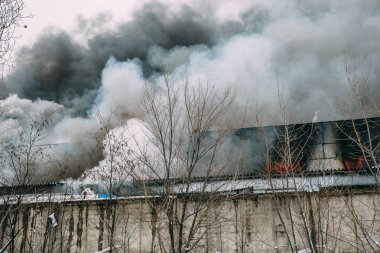 Bir endüstriyel depo veya fabrika, çok duman ve alevler ateş