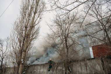 Bir endüstriyel depo veya fabrika, çok duman ve alevler ateş