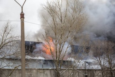 Bir endüstriyel depo veya fabrika, çok duman ve alevler ateş