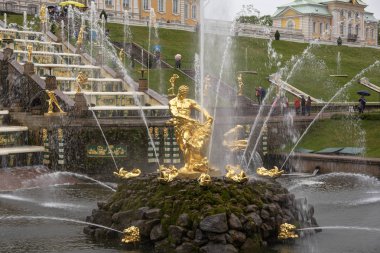 Peterhof, Saint-Petersburg, Rusya Federasyonu-Haziran 2017 yaklaşık: Grand Cascade Peterhof veya Petergof Sarayı