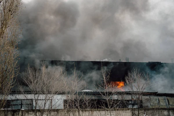 Incendie dans un entrepôt industriel ou une usine, beaucoup de fumée et de flammes — Photo