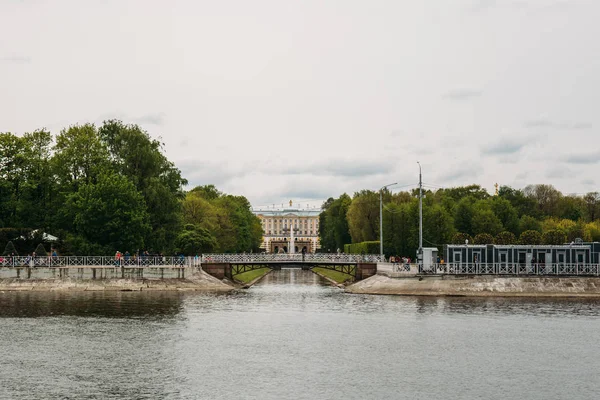 Peterhof, saint-petersburg, russland - ca. juni 2017: große kaskade im palais peterhof — Stockfoto