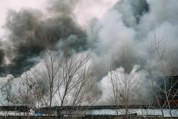 Incendie dans un entrepôt industriel ou une usine, beaucoup de fumée et de flammes — Photo