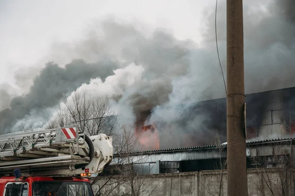 Incendie dans un entrepôt industriel ou une usine, beaucoup de fumée et de flammes — Photo