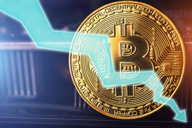 Bitcoin düşmek. Altın Bitcoin para - Kripto Döviz Alım ve teknik arka plan üzerinde aşağı ok sembolü