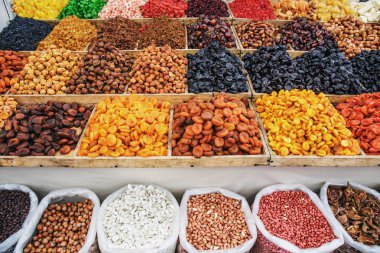 Kuruyemiş gıda pazarında, kutuları renkli yelpazesine vejetaryen sağlıklı meyve Kuru