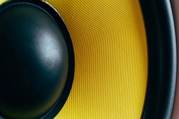 Subwoofer dinamik membran veya ses konuşmacı olarak müzik arka plan, sarı HiFi hoparlör kapat — Stok fotoğraf
