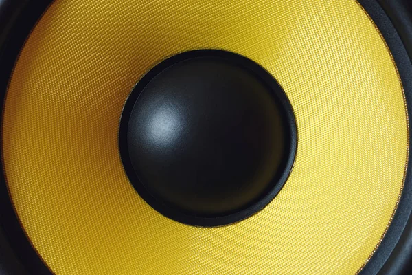 Subwoofer membrana dinâmica ou alto-falante de som como fundo de música, alto-falante Hi-Fi amarelo de perto — Fotografia de Stock