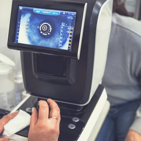 Concepto diagnóstico oftalmológico de la vista. Equipo moderno de la máquina de la prueba del ojo en clínica —  Fotos de Stock